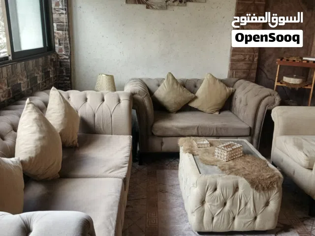 طقم كنب بحالة ممتازة مع طاولاته