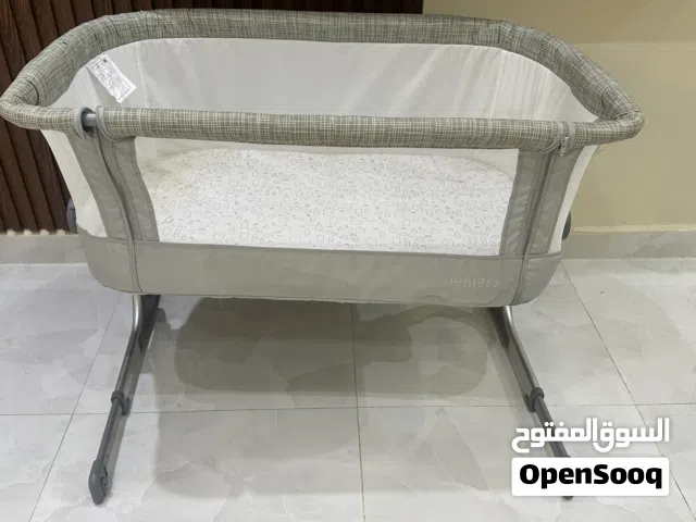 للبيع سرير اطفال نظيف شبه الجديد  مع المرتبه