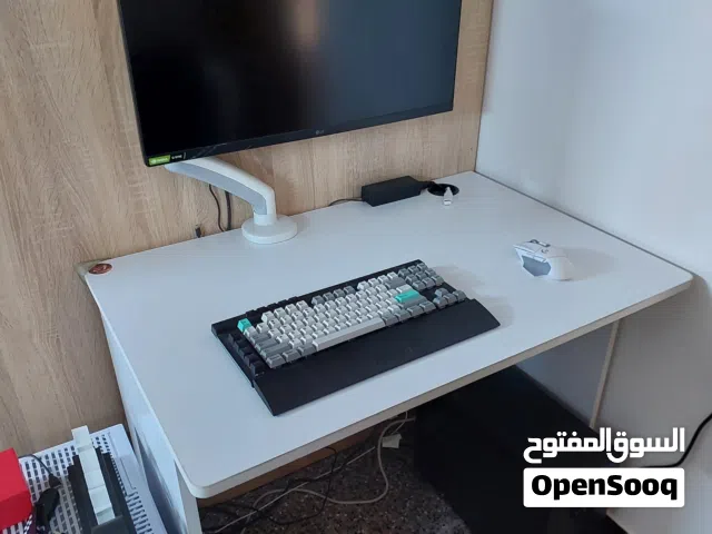 طاولة مكتبية بيضاء للبيع