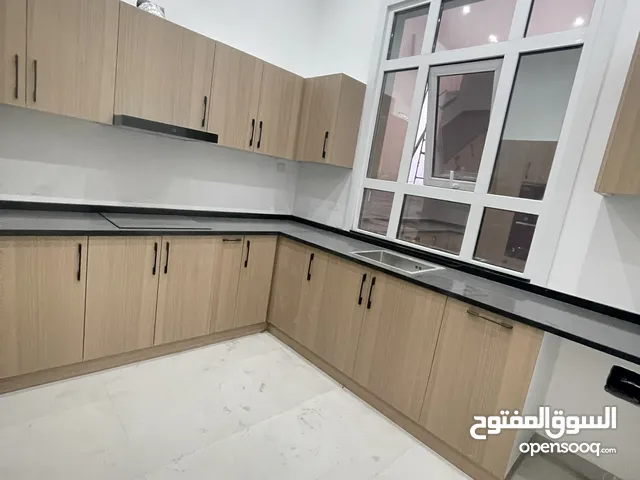 غرفتين وصاله مع ثلاث حمامات اول ساكن بمدينة الرياض