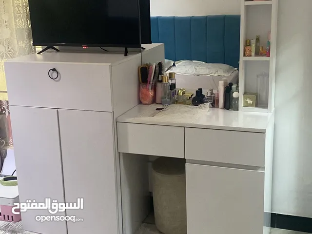ميز تواليت وملحقات خشب ثقيل جداً