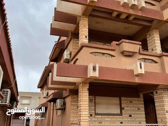 فيلا للإيجار في حي الدولار شارع الجامع الخضر قرب مستشفي الهرم