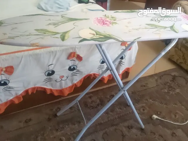 ترابيزة مكوى بسلك وفيشة كهرباء حالتها جيدة ولا يوجد بها أية عيوب