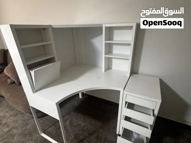 مكتب مودرن أبيض مع رفوف وأدراج متحركة