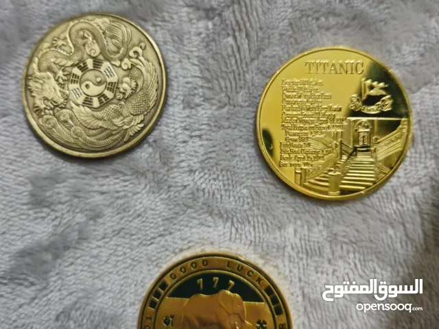 3 عملات تذكارية .