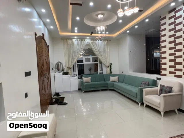 للايجار فله دور اول بحوش مستقل