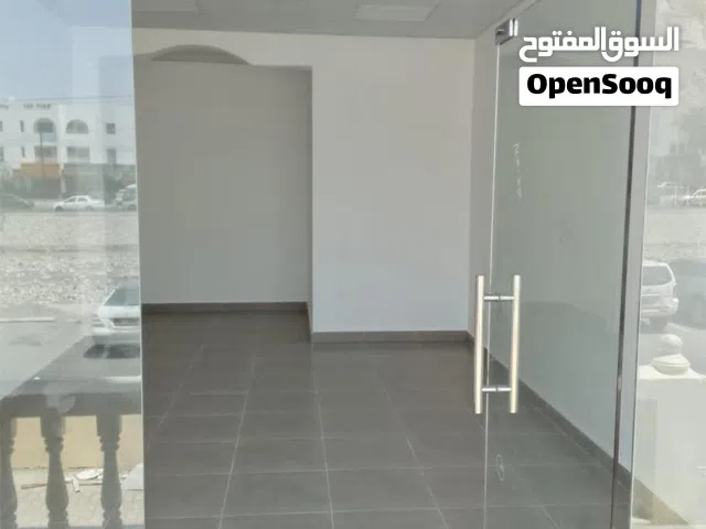 متاح ثلاث محلات للإيجار