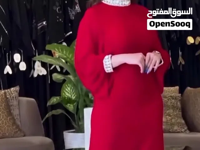 فستان احمر ينفع للحفلات و كذلك للحجاب مطرز من الرقبة و اليدين بكرستال انيق