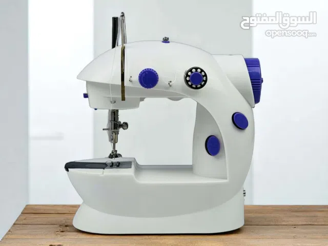 مكينة خياطة وسط