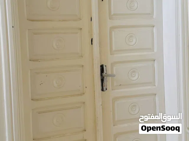 شقة للبيع في الزرقاء قريبه جدا من الخدمات موقع مميز