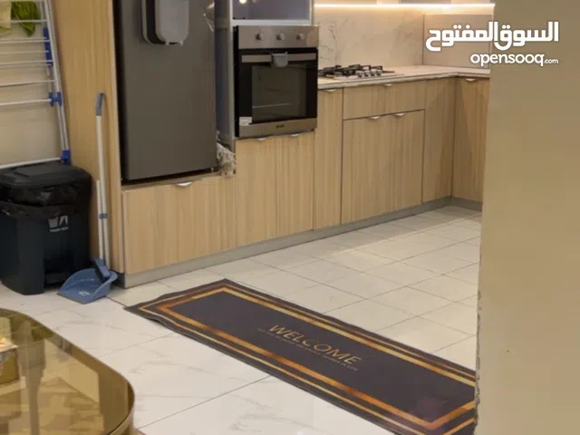 شقه مفروشه للبيع حديثه بوجود مجاري حكومي وتسليك طاقه شمسيه وطاقه شميه للسخان