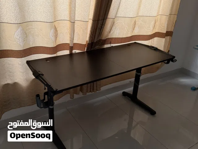 طاوله gaming طول 140 وبعمق 60 وبارتفاع70 والسعر بيه مجال
