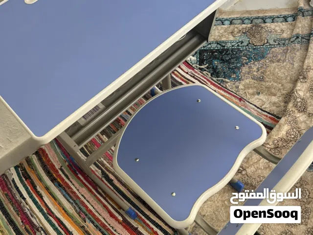طاولة وكرسي للدراسة للاطفال