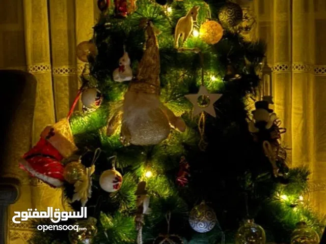 شجرة كرسمس كاملة مع الزينة