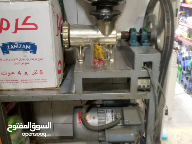 ماكينه لحمه شبه الجديد استخدام خفيف يوجد معها قطع اخرى العنوان الزرقاء
