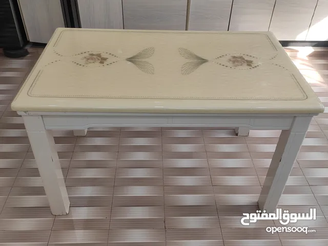 طاولة طعام رخام زجاجي نظيفة جدا