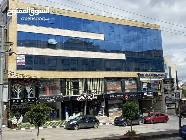 مكتب تجاري للايجار في اربد موقع مميز - مجمع جمعة سنتر بجانب قاعات حياة إربد - مقابل الشامي للعيون.