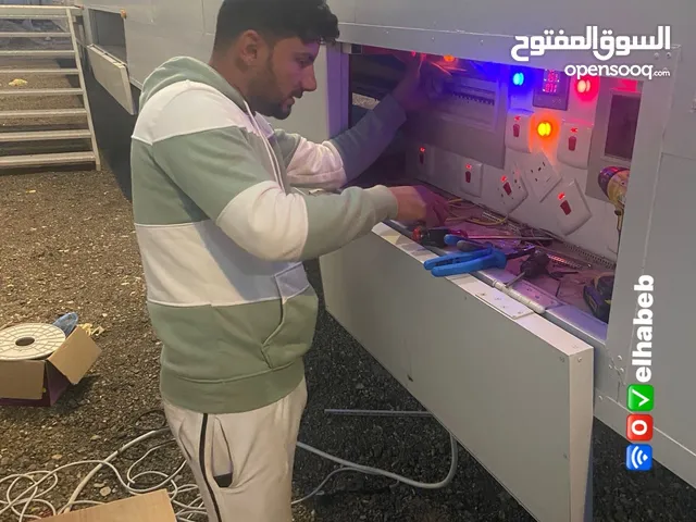 فني كهربائي وفني تبريد وتكيف