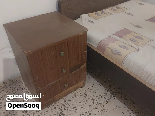 تخت وكمودينة  بدون فرشة