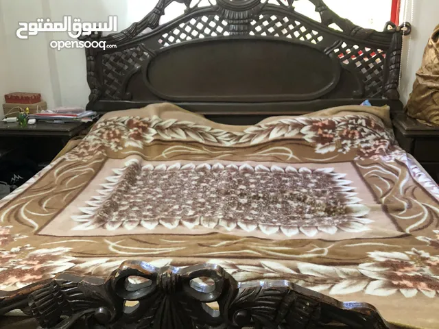 غرفة نوم مزدوجة مع خزانة وتسريحة وشماغة