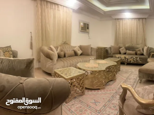 كنب بالطاولات نظيف جدا للبيع
