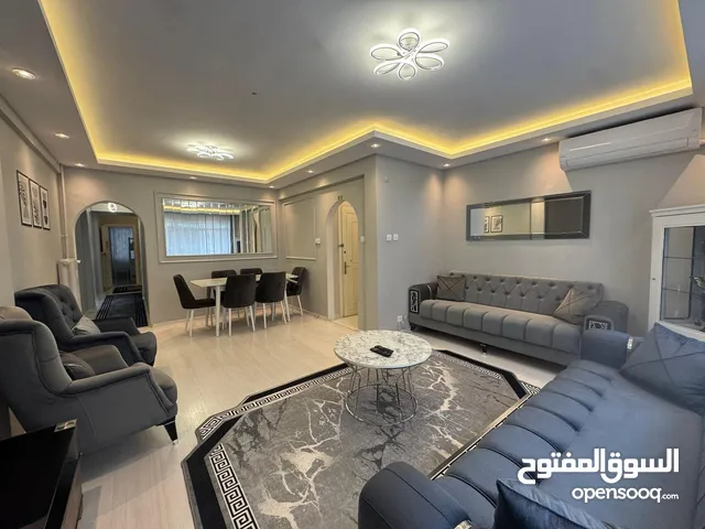 شقه فندقيه في ششلي ثلاث غرف وصالون ومطبخ و حمامين قريبه على جواهر مول