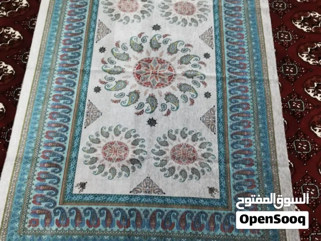 مفرش المائدة مصنوع من قماش جيد و سمیک