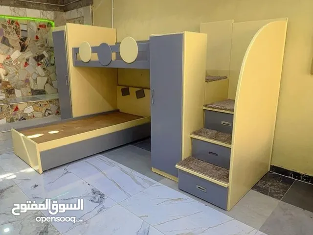 غرفة نوم أطفال تختين تفصيل خشب لاتيه18 وزان صلب ، تتكون من خزانة مع تخت تحت وتخت طابق ثاني مع خزانة
