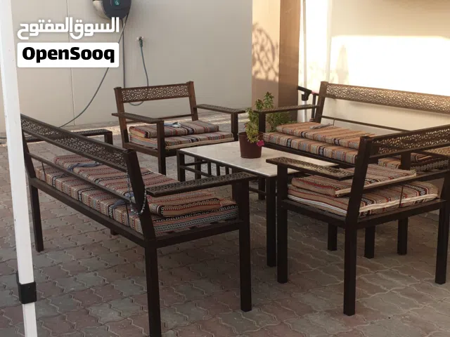 كراسي خاريجة مع الطاولة