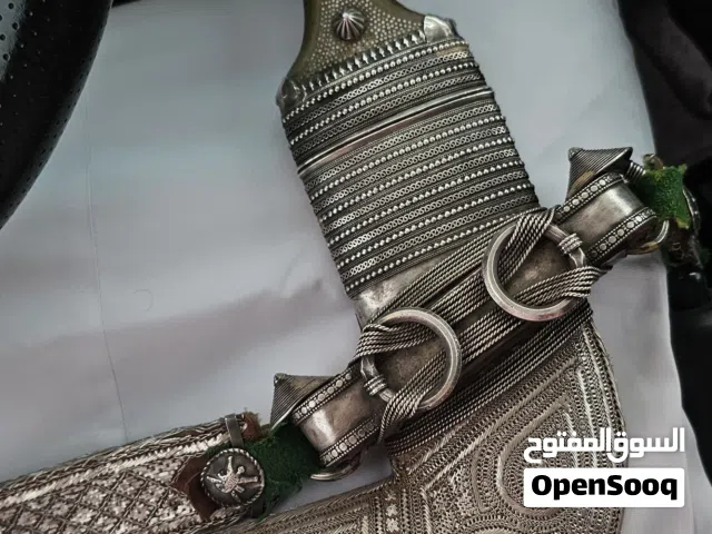للبيع خنجر بصياغة قديمة وقرن زراف هندي قديم