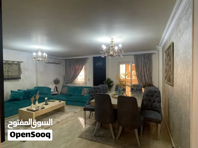 شقه للايجار مفروش في كمباوند البارون سيتي واجهه ثلاث غرف اثنين حمام مكيفه مطلوب 25000