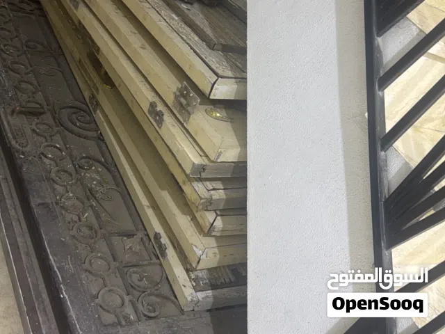 6 أبواب خشب + باب خارجي حديد