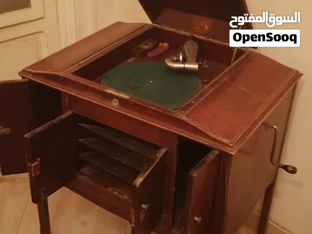 لمن يهوى اقتناء القطع الثمينة فونوغراف اثرى انتيكة انجليزى  بحالة ممتازة يعمل ب كفائة