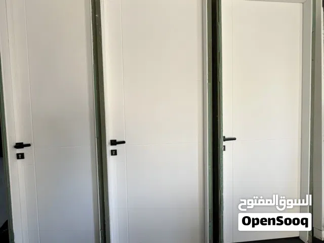 ابواب خشب بحال الوكاله عدد 9 مع كامل اغراضهم