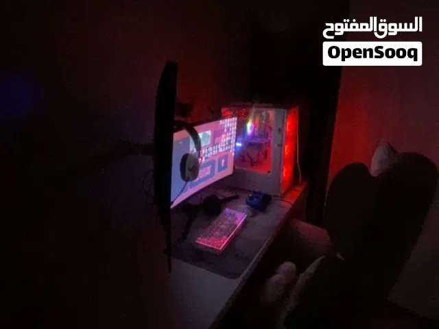 Pc كامل اغراض من طاوله و كرسي و شاشات و