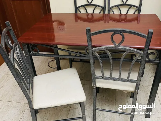 طاولة مع 4 كراسي