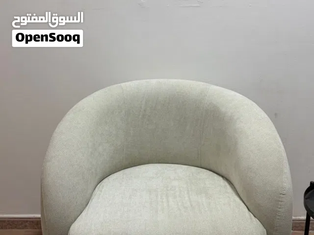 كرسي مفرد انيق ونظيف غير مستهلك في الحيل الشماليه