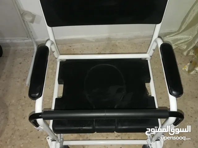 كرسي مُتحرك بحالة ممتازة جداً   استعمال خفيف، للبيع