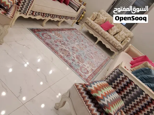 طقم كنب خشب زان ثقيل جدا الكنب بحالة الجديد مع السجادة