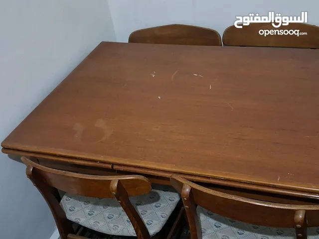 كنب للبيع وطاولة سفرة مع اربع كراسي