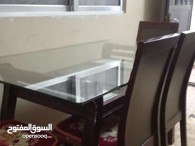 طاولة سفره بني جوزي  جميل مع أربع كراسي وجه سيكيوريت قوي ....