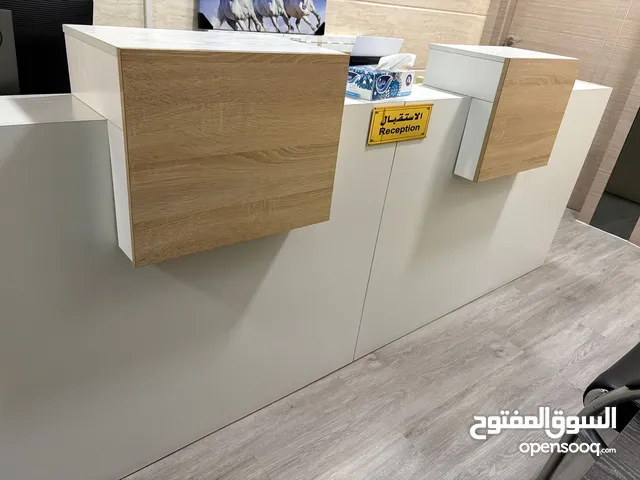 طاولتان استقبال