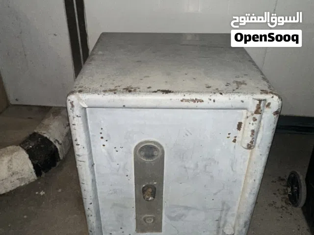 للبيع خزنتين حديد قديمة ثقيلة جدًا
