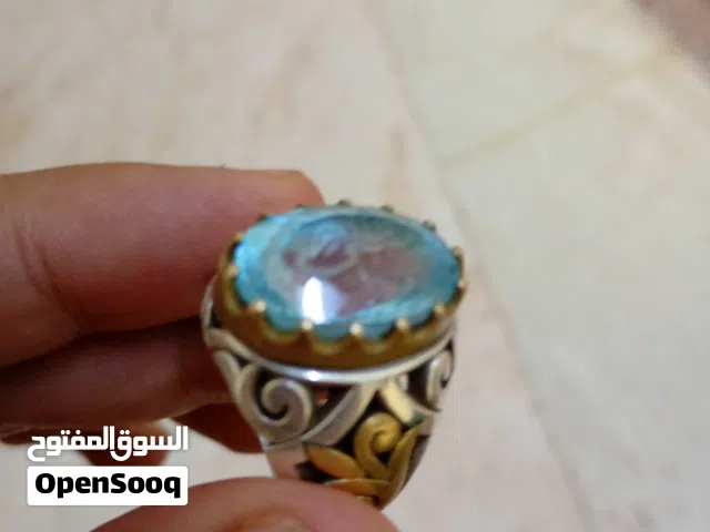 خاتم فضة فاخر مرصع بالتوباز الأزرق (منقوش بذكر “حسبي الله”)