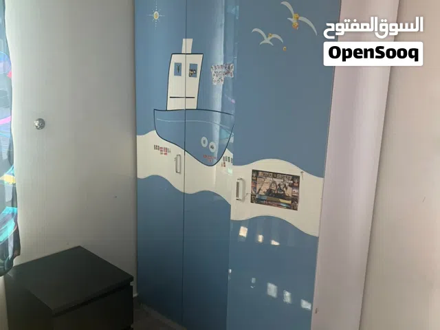 دولاب ومكتبة