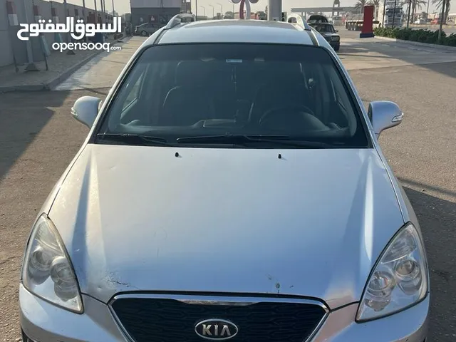 كيا كارينز2011 عداد 207000 كاوتش جديد فرش جلد مكيف تلاجه عفشه جديده مش محتاجه مصروف