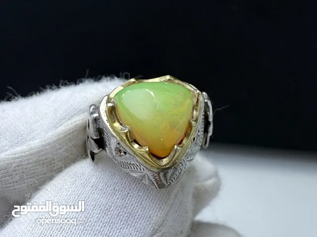 خاتم نسائي فضة بحجر اوبال أثيوبي فخم - Women’s silver ring with a luxurious Ethiopian opal stone