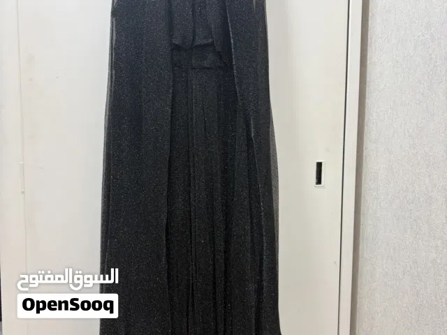 فستان سهره اسود لماعي - It is a long black evening dress with a shiny