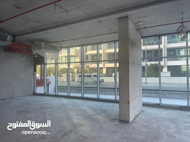 محل تجاري للبيع بالجميرا بأرقي مجمع سكني حيوي استثماري بأعلي عادي لفتره محدوده