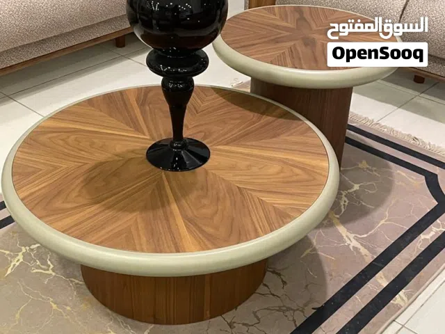 صالون ثلاث كنبات وكرسيين مع طاولة قطعتين
